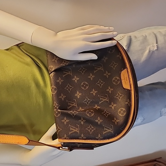 Louis Vuitton Monogram Menilmontant PM - Picture 15 of 16